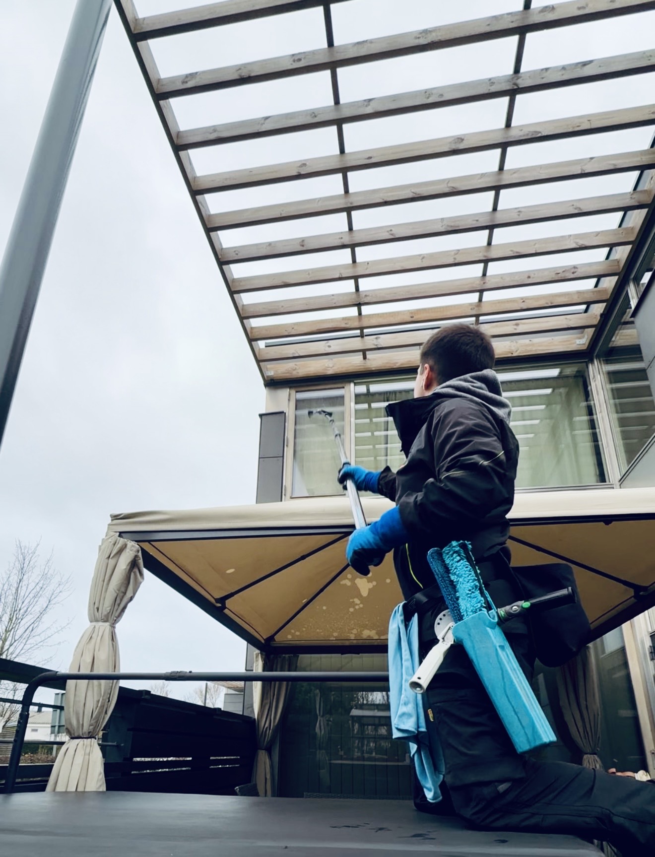Professionell fönsterputsare rengör takfönster med tork